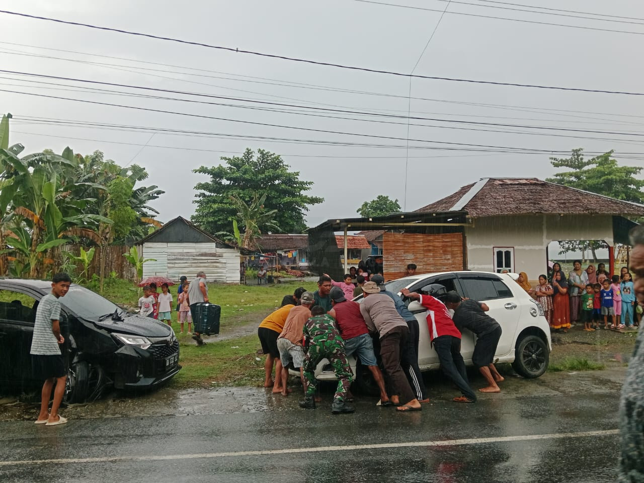 Mobil Saling Hantam, Dua Nyawa Selamat