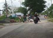 Jalan Tertutup Material, Warga Bergerak Sendiri Saat Instansi Terkait Diam