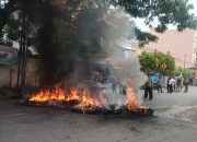 Jalan Trans Sulawesi Diblokade, Keluarga Korban Pengeroyokan Bakar Ban