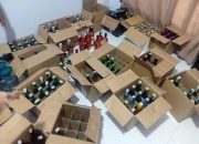 Kos Berisi Miras Digerebek, Polisi Angkut Ratusan Botol