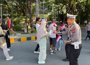 Polantas Luwuk Bagikan Coklat dan Bendera