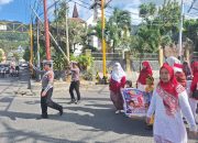 Polisi Kawal Pawai Anak-Anak TK Cokroaminoto