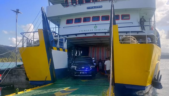 Antrean Mengular di Pelabuhan Ferry Luwuk