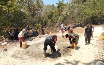 Jalan Rusak Ancam Keselamatan, Babinsa dan Warga Luk Turun Tangan