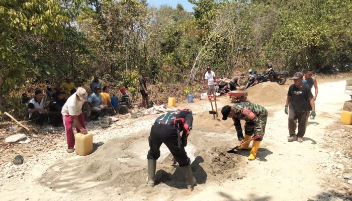 Jalan Rusak Ancam Keselamatan, Babinsa dan Warga Luk Turun Tangan