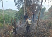 Bhabinkamtibmas dan Warga Berjibaku Cegah Karhutla Meluas