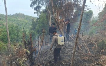 Bhabinkamtibmas dan Warga Berjibaku Cegah Karhutla Meluas