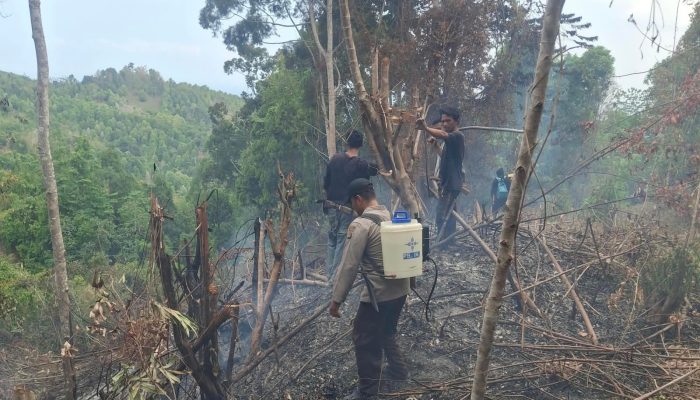 Bhabinkamtibmas dan Warga Berjibaku Cegah Karhutla Meluas