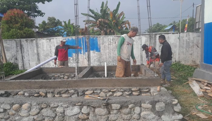 TNI AD Bangun MCK untuk Warga Rusa Kencana