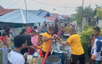 Pasok Air Bersih, Polisi Turunkan Mobil Water Cannon