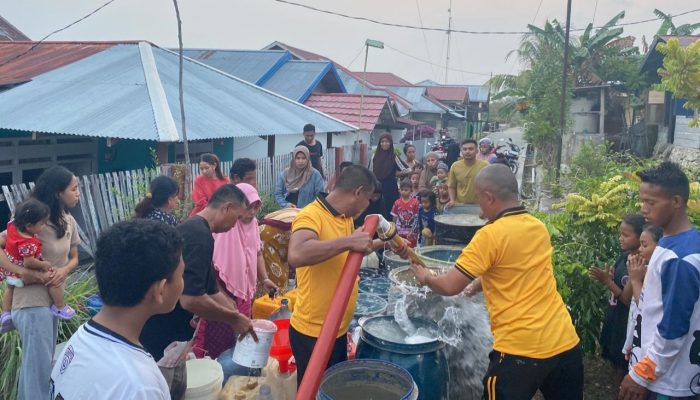 Pasok Air Bersih, Polisi Turunkan Mobil Water Cannon