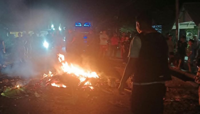 Protes Listrik Padam, Warga Bakar Ban dan Tutup Jalan