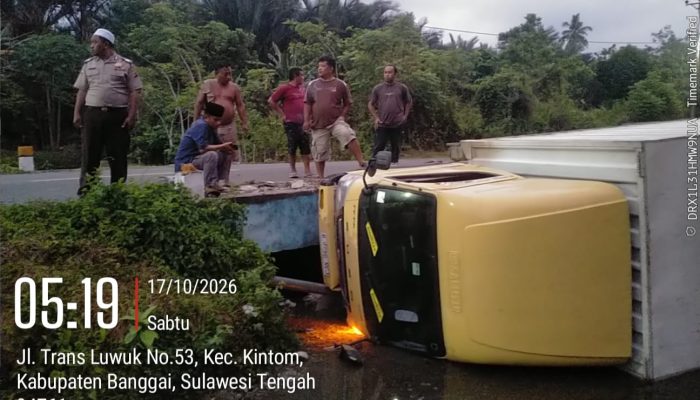 Truk Paket Shopee Terjun ke Sungai