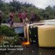 Truk Paket Shopee Terjun ke Sungai