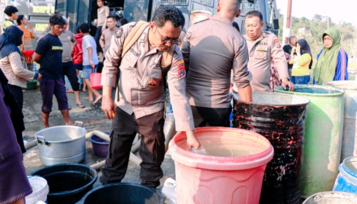 40 KK di Boyou Kesulitan Air Bersih, Polresta Banggai Salurkan 12.000 Liter